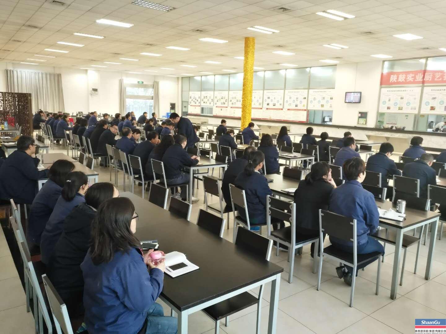 南宫NG28集团党委组织党员认真收看十九大开幕式